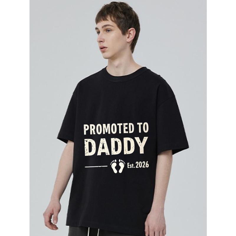 T-Shirt „Befördert zum Papa“ mit schwarzem Text und Babyfußabdruck – Geschenk zur Vaterschaftsankündigung für werdende Väter (2026)