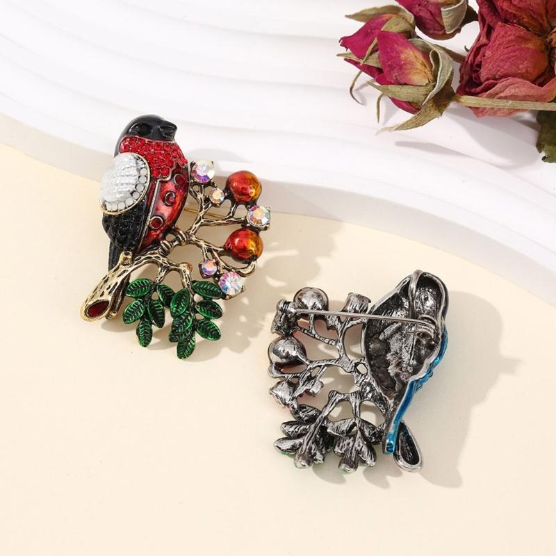 Exquisite Bird Design Brooch With Sparkling Rhinestones Glittering Crystals Pin Alloy Fashion Accessories For Women