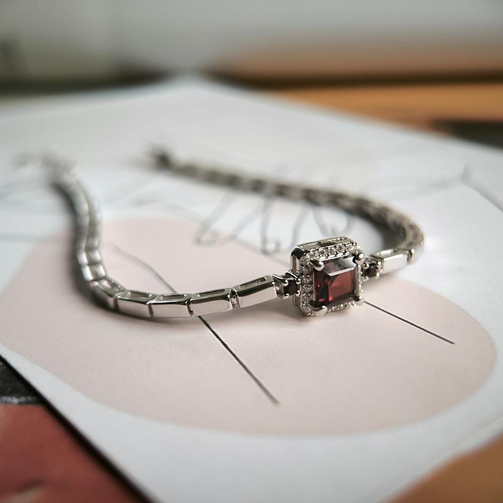 Silberarmband mit natürlichem Granat, Gewicht des Artikels 8,35 g (2190844)