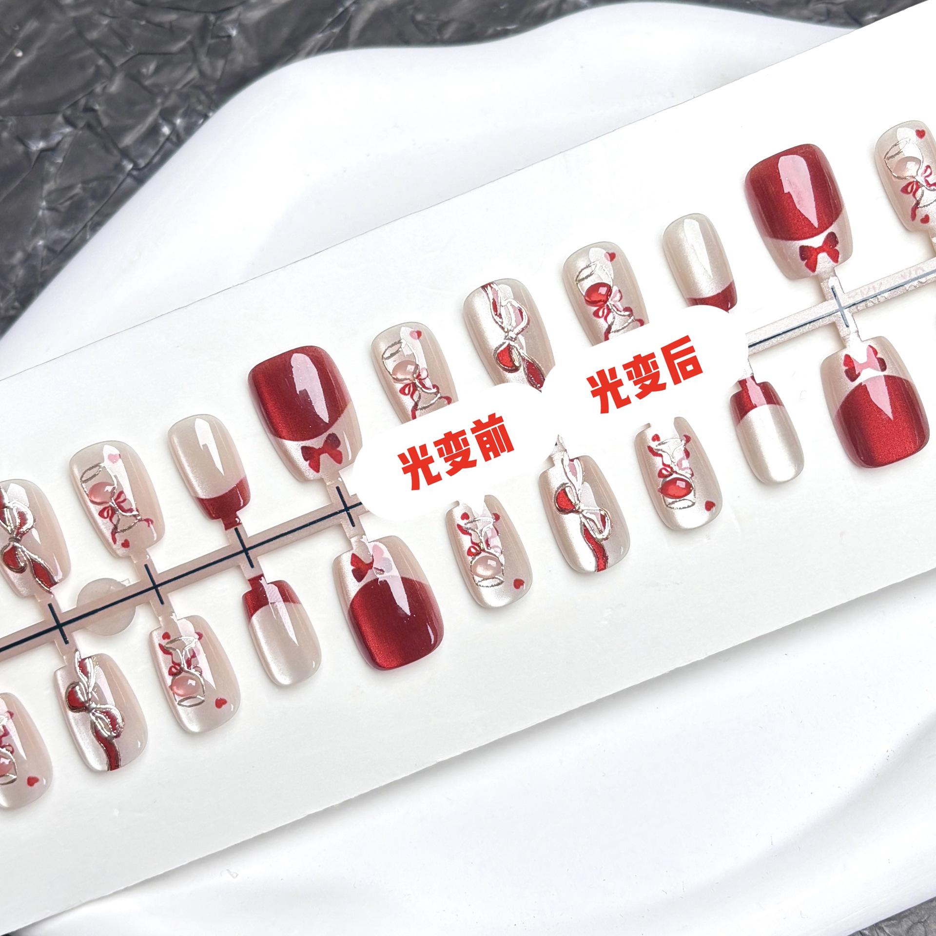 

Маникюр с меняющим цвет атмосферным светом оттенка шампанского: Нежные богатые накладные ногти с патчем-бантом для острой девушки.