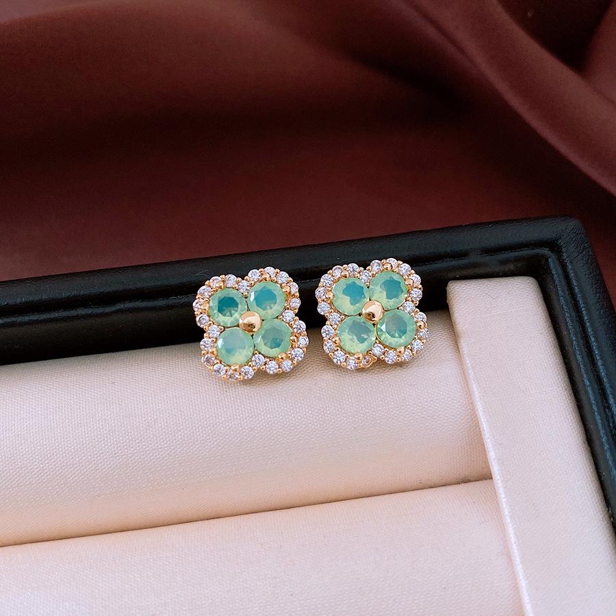 Vintage Pearl Round Earrings: Retro, Versatile High-End Studs with Fashionable Design and Elegant Temperament.