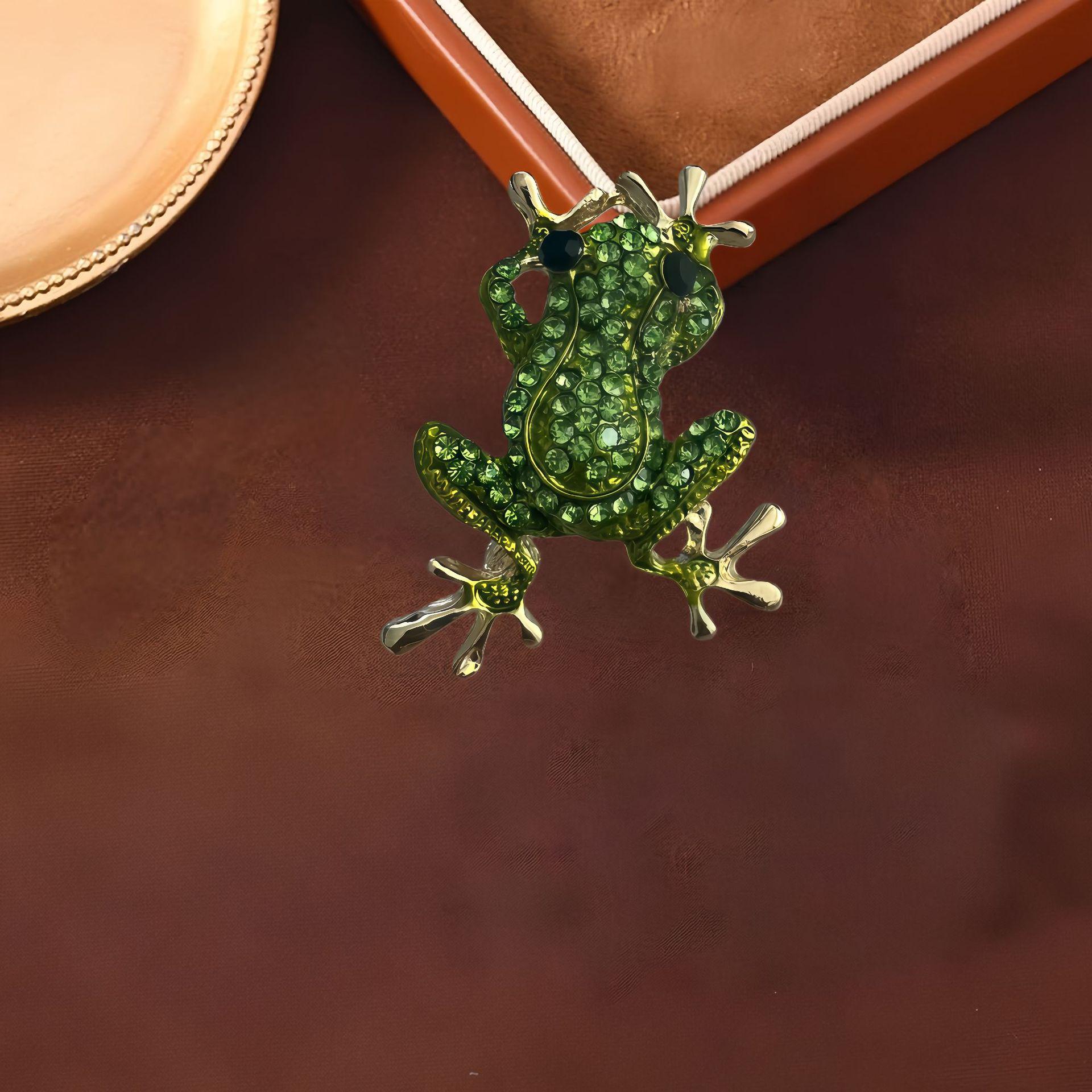 Elegant European and American Fashion Diamond Frog Brooch Cartoon Animal Corsage Accessory.
