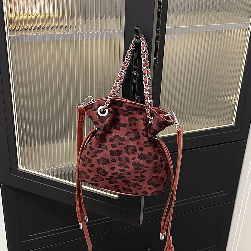 This year's popular bags are women's autumn and winter 2025 new leopard print niche messenger bags, casual portable bucket bags.