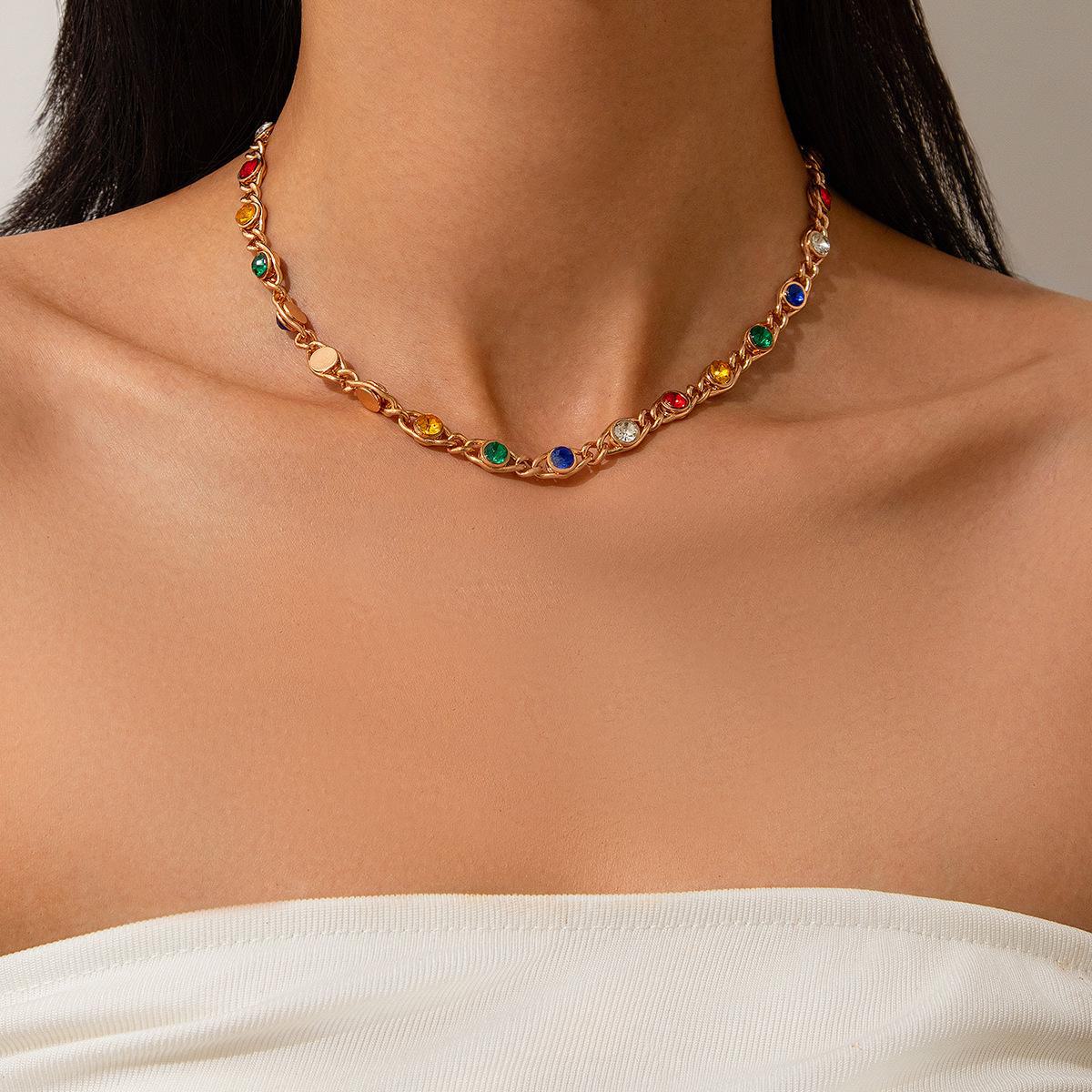 

Комплект нерегулярного металлического ожерелья на ключицу с цветными стразами