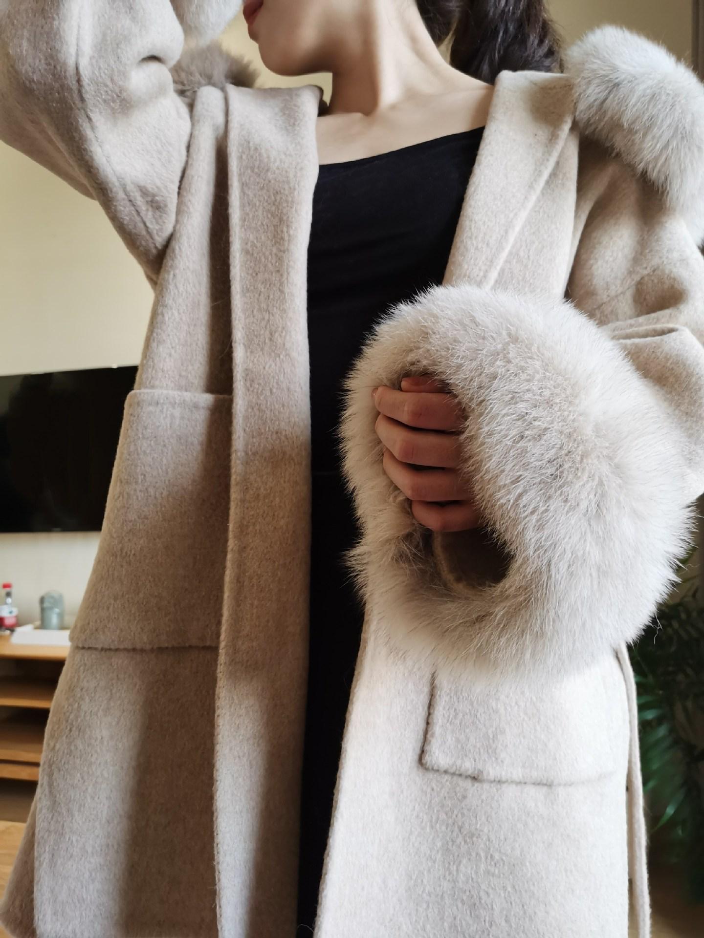 

Двустороннее кашемировое пальто с воротником и манжетами из лисьего меха, с капюшоном, средней длины, свободного кроя M