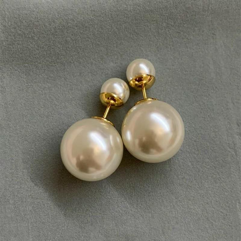A pair of warm and soft pearl stud earrings, unique, exquisite and elegant earrings.