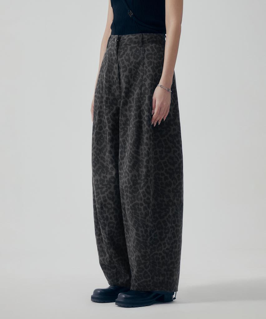 Teulimingbeodeu Leopard Curved Balloon Fit Denim Pants [ Multi ]