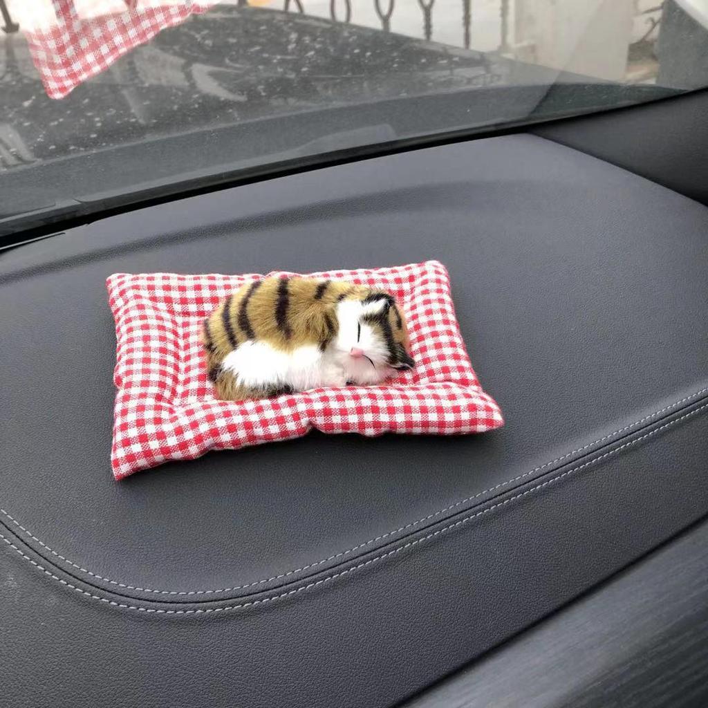 Bambuskohle Katze Auto Ornament mit Schmuckunterlage und Simulationskätzchen.