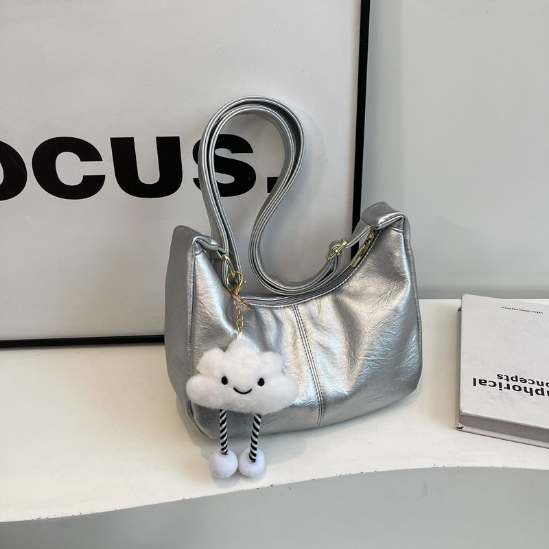 

Минималистичная сумка большой вместимости женская 2025 новинка лето популярная сумка на одно плечо повседневная для работы классическая одежда сумка-кроссбоди сумка-пельмень Silver free pendant