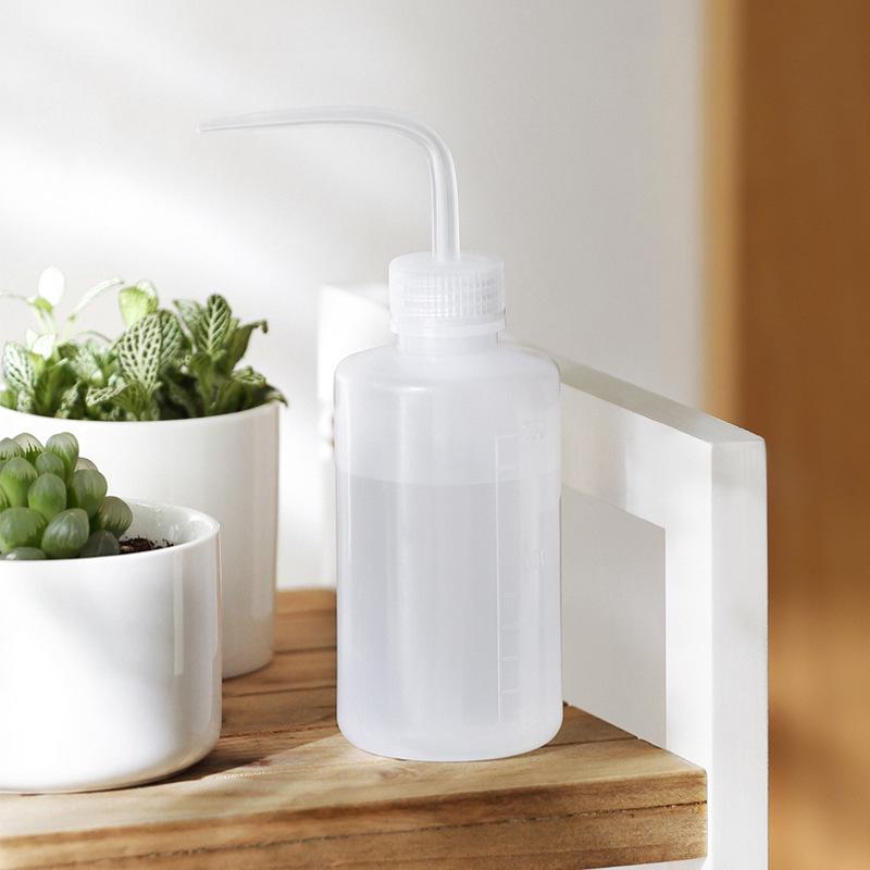 Auslaufsicherer 500ml Quetsch-Gießkanne mit gebogenem Ausguss für Sukkulenten und Topfpflanzen