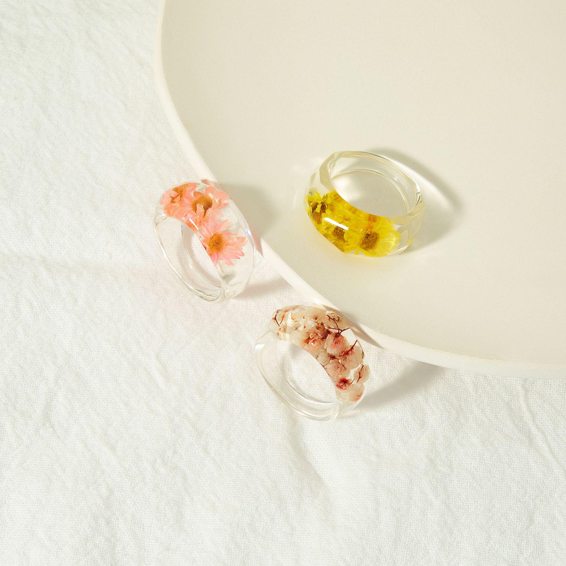 

Retro Resin Ring with Dried Japanese Rose and Daisy Flowers One Size красный