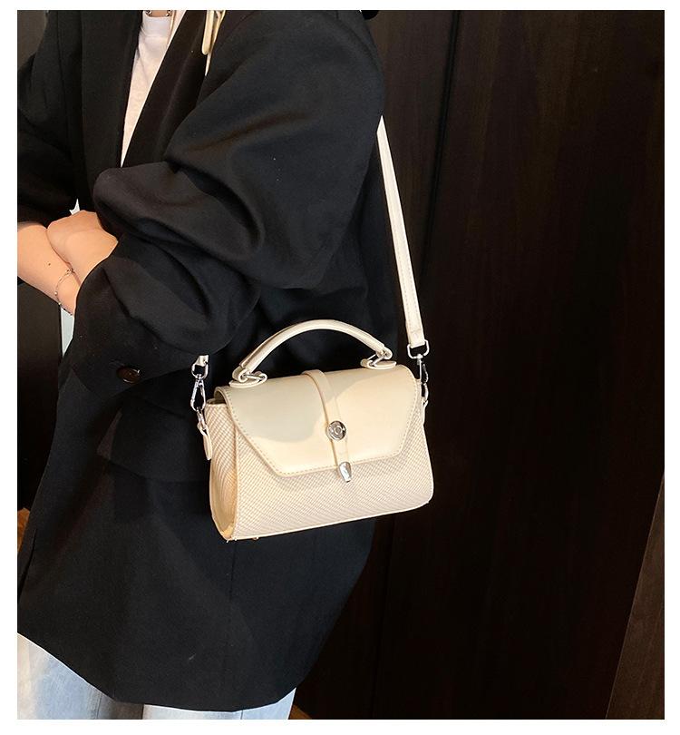Super fire small bag women's summer versatile 2025 new fashion Korean version high sense foreign style messenger portable small square bag