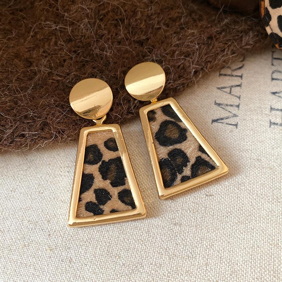 

Silver needle leopard print hollow oval simple fashion earrings light luxury high-end earrings European and American niche versatile earrings