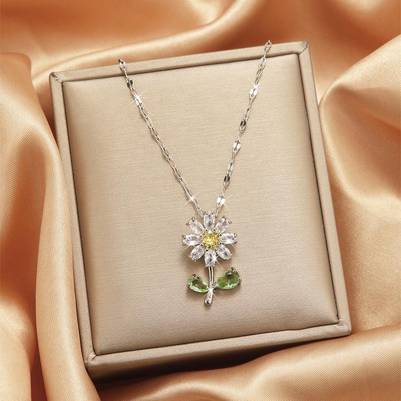 Copper micro-inlaid zircon explosions green leaf sunflower pendant necklace temperament light luxury niche design sense pendant.