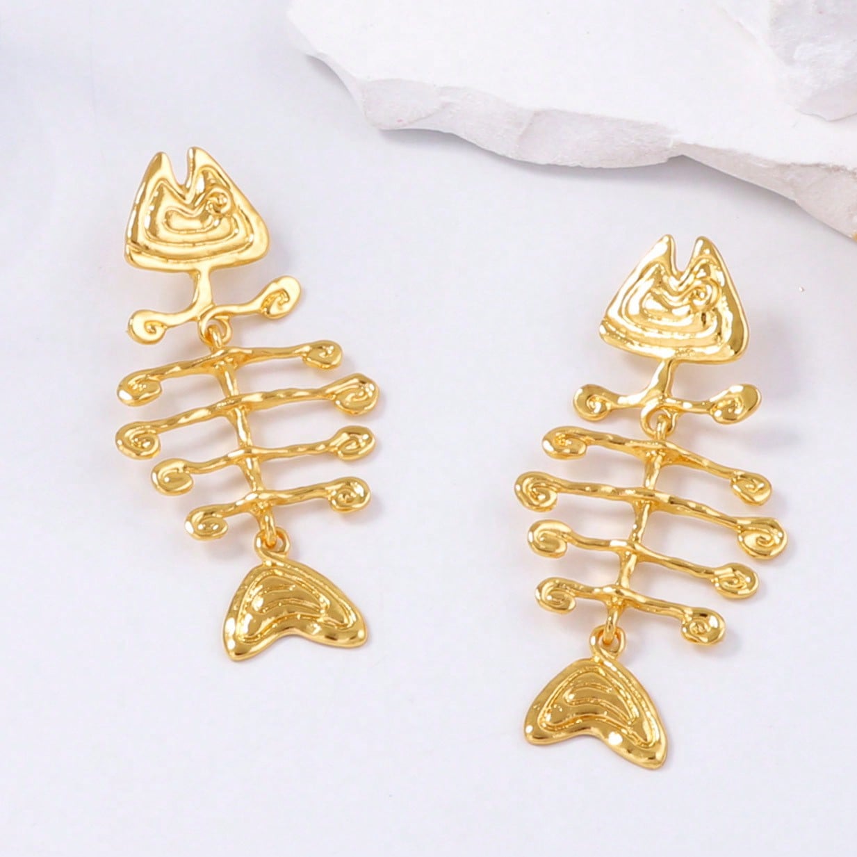 

A pair of beach earrings, made of vintage alloy, with a minimalist fishbone design, perfect for a unique and versatile everyday look. золотий