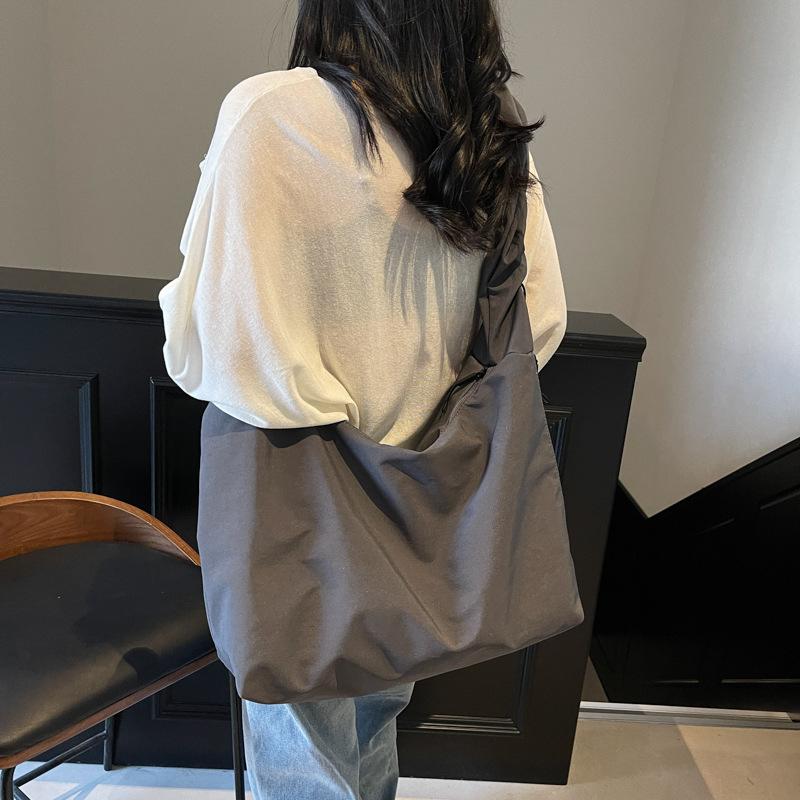 Canvas bag women's large capacity 2025 new spring and summer versatile shoulder messenger bag cloth bag pleated class tote bag