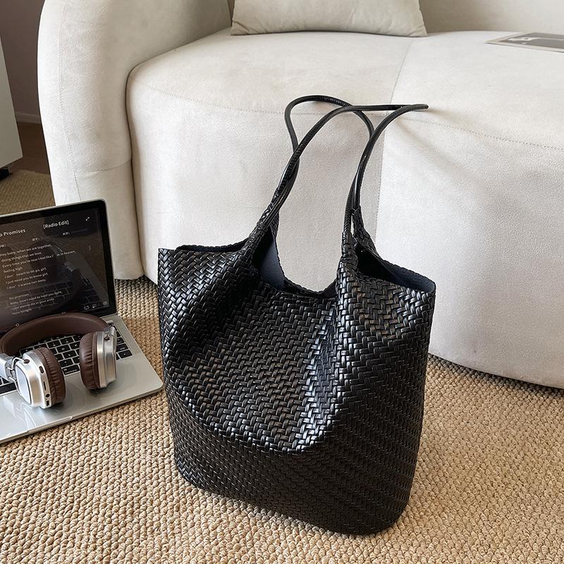 Popular Women's Large Capacity Mother-Child Tote - High-End Woven Texture Single Shoulder Bag for Commute and Shopping.