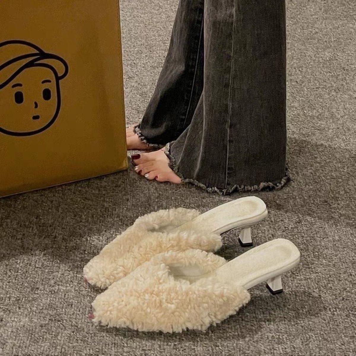 

Высококлассные пушистые туфли-шлепанцы на высоком каблуке для женской верхней одежды 2025 весна новая модная темпераментная красивая расцветка тонкий каблук сумка голова шлепанцы 40 слоновая кость