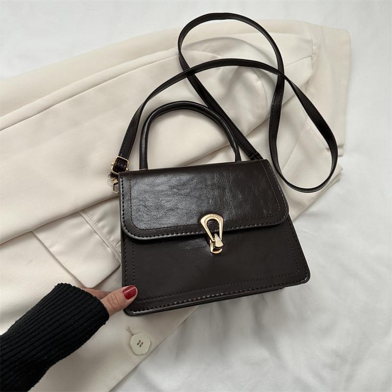 Stylish Large Capacity Handheld Shoulder Bag For Women With Trendy Design And Modern Aesthetic