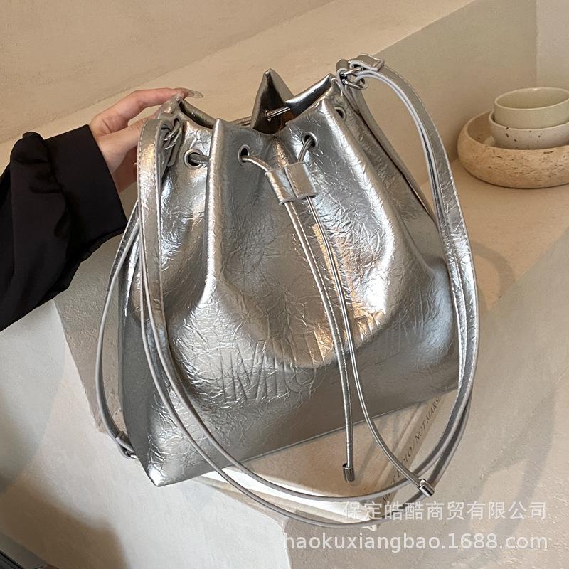 Silver travel backpack women's 2025 new high-end shoulder bag large-capacity commuter bucket bag multi-purpose backpack