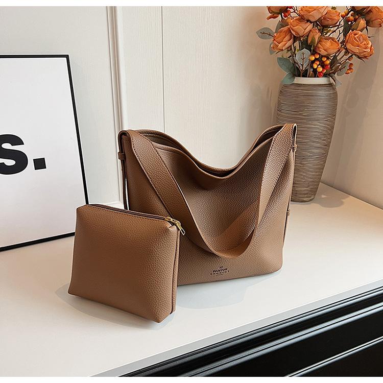 

This year s popular bag women s large-capacity 2024 new autumn and winter versatile retro messenger bag mother bucket bag