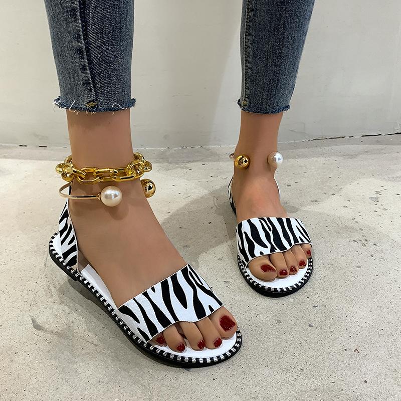 

Новые летние женские жемчужные сандалии с бусинами, тапочки, женские женские сандалии на плоской подошве, шлепанцы, повседневные сандалии на плоской подошве с ремешком на пятке, обувь 40 белый