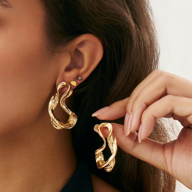 Elegant, Fashionable Gold Women' Dangling Earrings