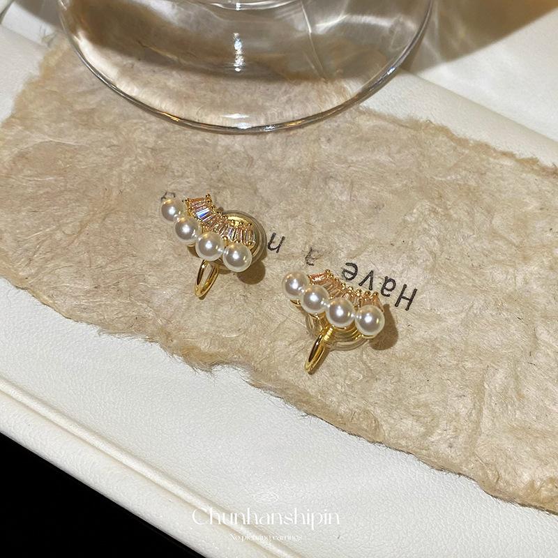 New light luxury niche sweet stud earrings for women, small and delicate micro-inlaid zircon pearl mosquito coil disc ear clips without ear piercings