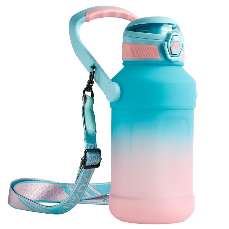 

Новая пластиковая бутылка для воды с градиентом и ремешком, портативная спортивная кружка, горшок с соломинкой большой емкости для активного отдыха 1500ml