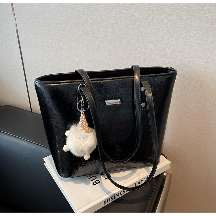

Large-capacity bag women s new fashionable and versatile high-end shoulder commuter bag tote bag чёрный