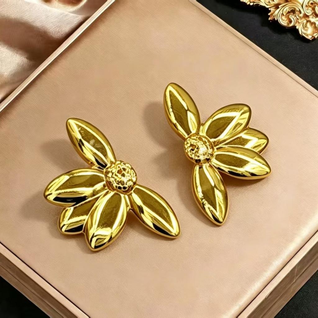 Stainless steel high-end gold earrings, niche design light luxury metal studs, temperament earrings