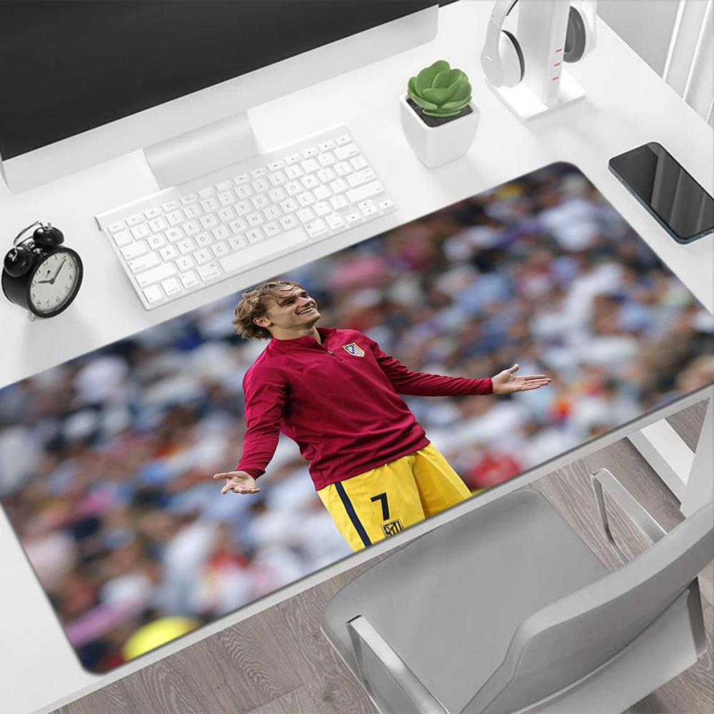Player Celebrates Victory Moment Gaming Mouse Pad Gaming Laptop Mouse Pad Ultra-Long Desk Mat Non-Slip Rubber Base Office Desk Accessory