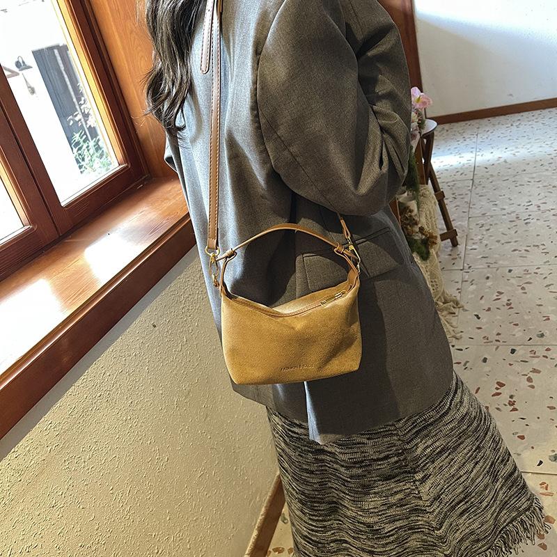 Niche design bag 2025 autumn and winter new women's bag popular messenger bag suede shoulder bag underarm bag