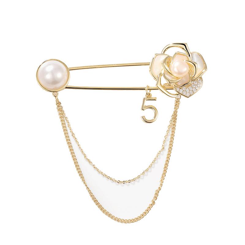 

Брошь-камелия в корейском стиле с кисточкой из натуральной ракушки