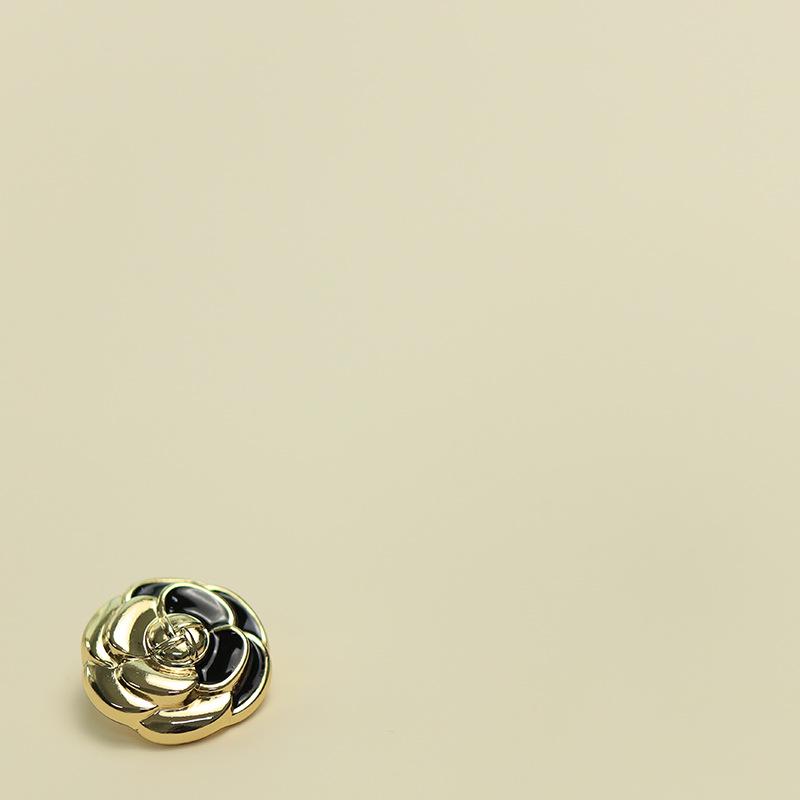 Guziki w stylu francuskim Estudio Camellia Metal do marynarek i futer