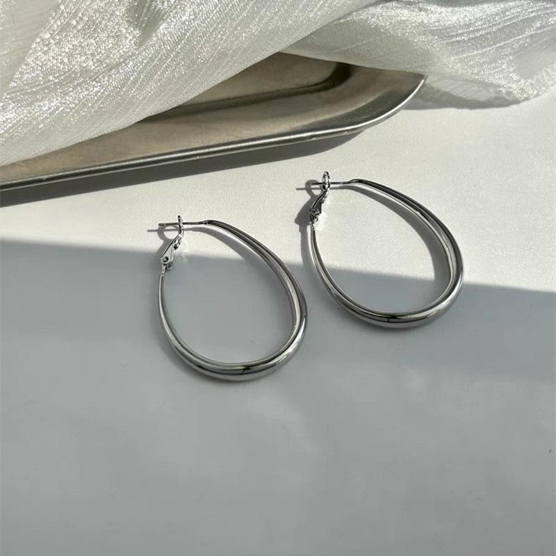 2025 Neuer Heißer Stil Tropfenförmige Creolen: Einzigartige High-End-Mode für Damen