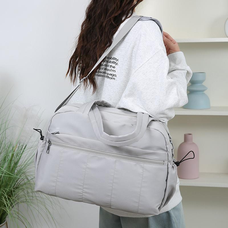 Large Capacity Gym Duffel Bag for Women, Water-Resistant Sports Travel Bag with Shoulder Strap and Multiple Pockets
