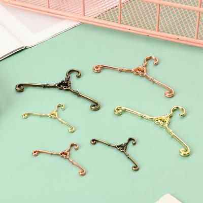 5 Stück Retro Puppenbügel Metall Mini-Kleiderbügel für Ob11 Puppenkleidung Kleid Hosen Zubehör Puppenhausmöbel Schlafzimmer Dekoration
