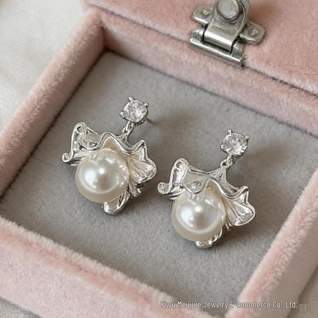 Fan-Shaped Ginkgo Leaf Pearl Tassel Earrings for Women - Light, Luxurious, High-End Statement Pieces