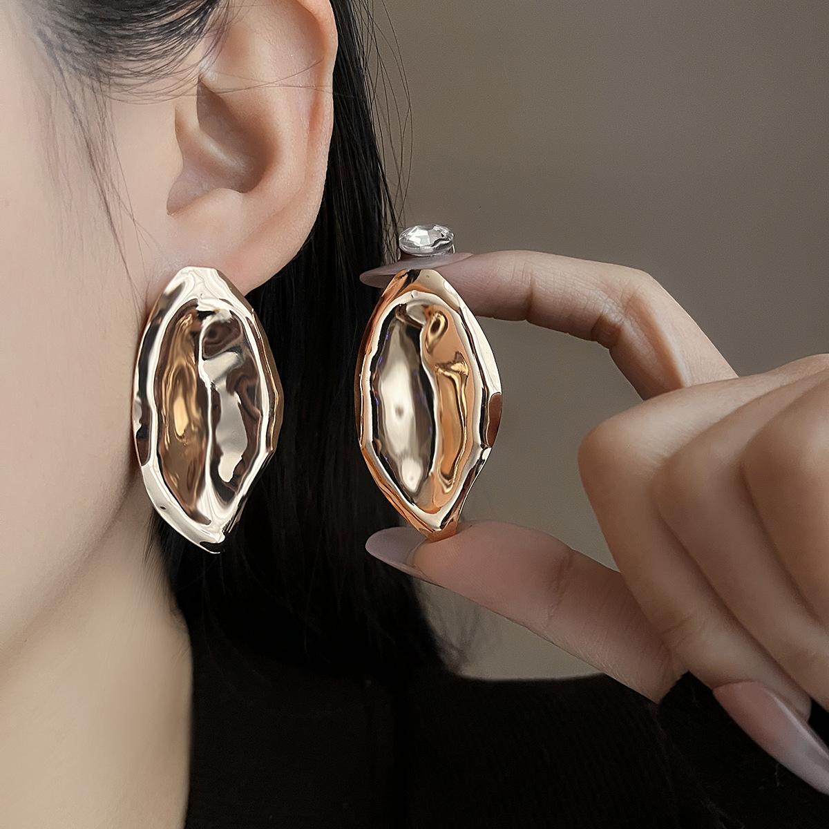Retro Flower Pearl Hollow Love Stud Earrings, Light Luxury High-End Metal Wind Simple Personalized Earrings Women