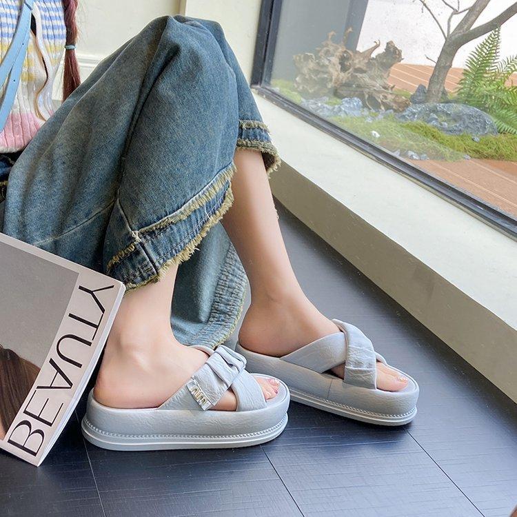 Fairy wind with skirt, thick-soled cool slippers, women's summer wear fashion 2025 new super fire going out beach sandals