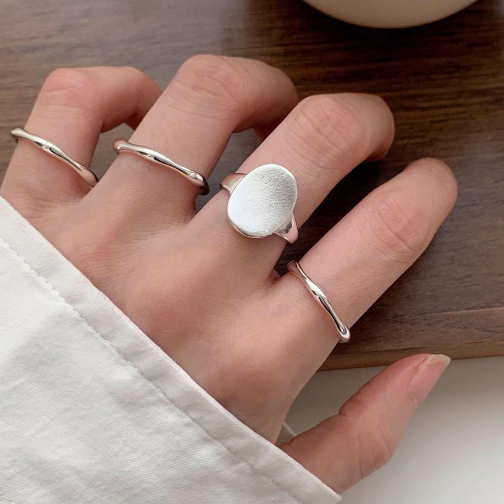 Anillo Minimalista Geométrico Mate Esmerilado con Banda Abierta para Mujer