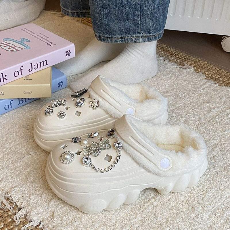 Herren- und Damen-Plüschpantoffeln für den Winter 2024: Fellige, dicksohlige, höhenverstärkende Clogs für den Außenbereich