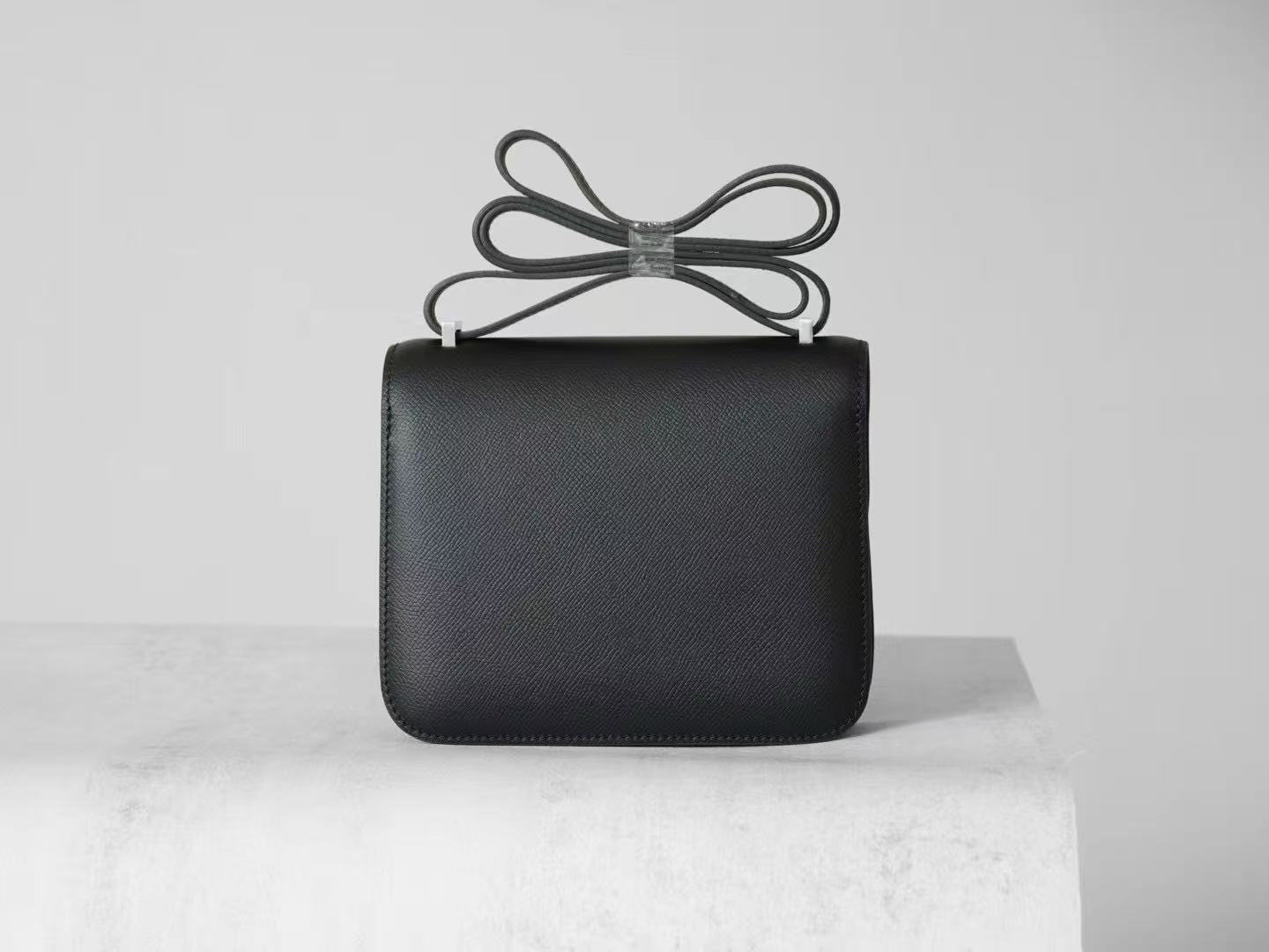 

Нишевая сумка бортпроводника с модным, повседневным и высококлассным ощущением. Это одноплечная сумка кроссбоди с принтом пальм. 19x4x15cm Silver чёрный