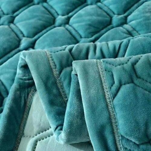 Soft Velvet Quilted Bed Cover Blanket Short Plush Sofa Towel Anti-slip Bed Sheet 270x230cm Bedspread Bottom Solid Color or Printing Random
