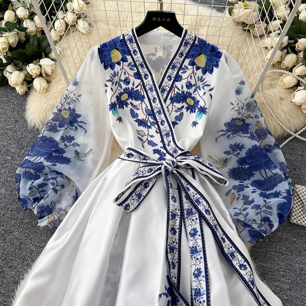 Wunderschönes Chiffon-Wickelkleid mit Blumendruck und Laternenärmeln, Spleißbandage, Schnürung, Kreuz-V-Ausschnitt, dicker Satin, Boho-Partykleidung