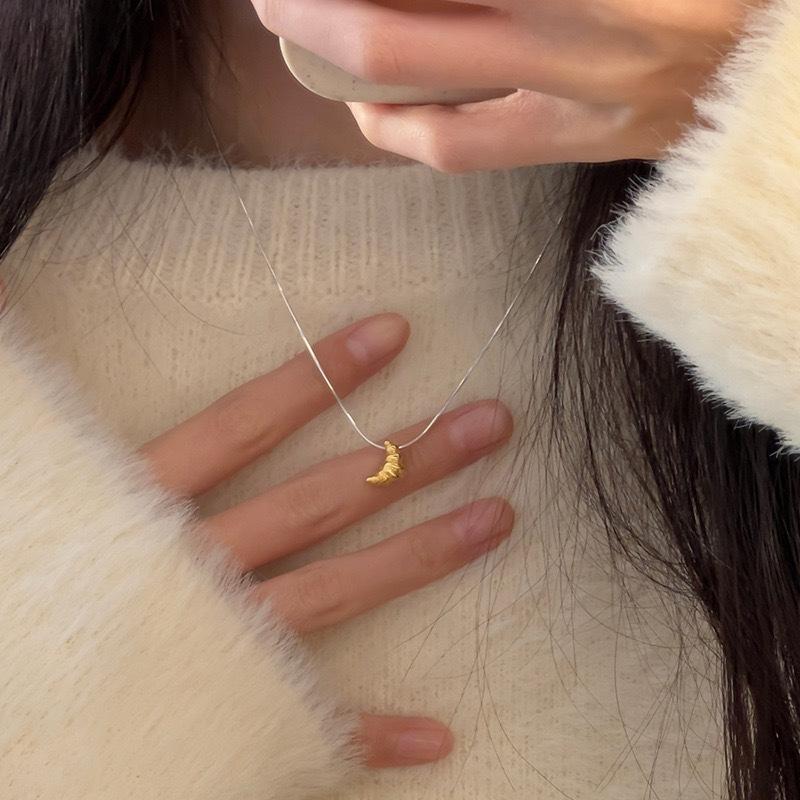 Collier Croissant Femmes Luxe Léger Design de Niche Haute Qualité Personnalité Polyvalent Mode Pendentif Chaîne de Clavicule Bijoux Qualité