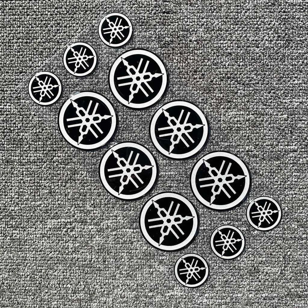 Motorrad Aufkleber für Yamaha 3D Logo Reflektierend Geeignet für Xunying Qiaoge I125 Modifiziertes Rennauto Weicher Klebstoff Dekor