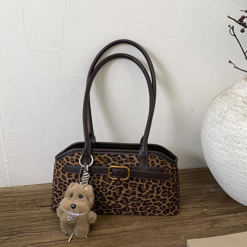 Retro niche suede bag women's 2025 new trendy autumn and winter versatile single shoulder underarm bag leopard print baguette bag