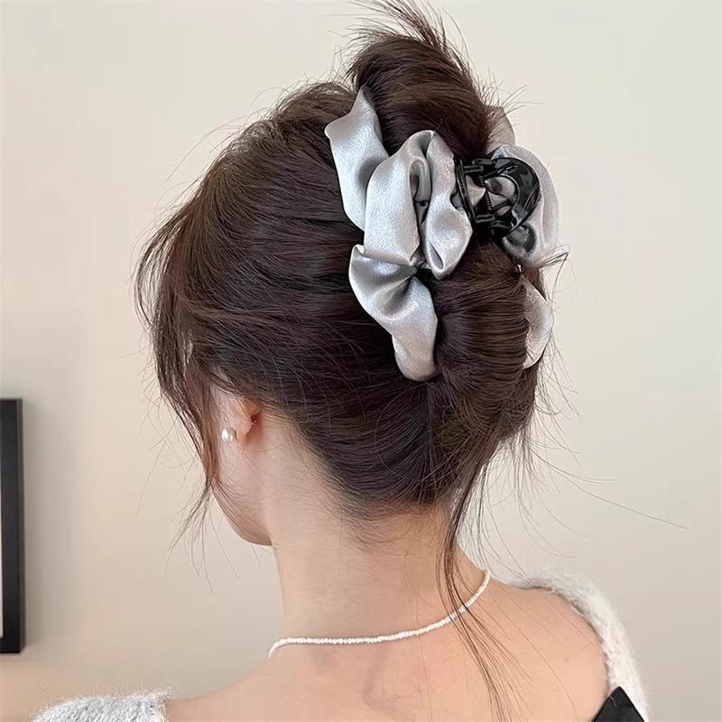 1pc Sparkling pleated fabric cloud bubble grip clip for women's high-end feeling, large shark clip hair accessory